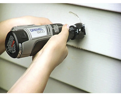 Outil multifonction Dremel 8200 en cours d''utilisation pour couper une pièce