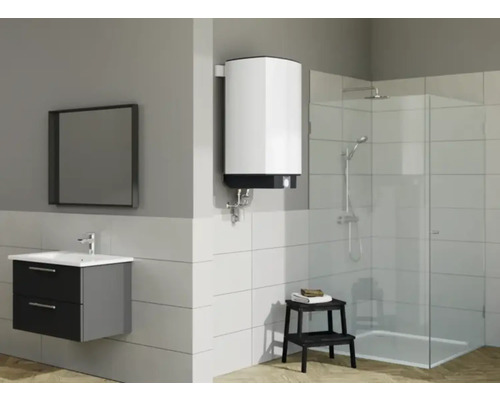 Salle de bain moderne avec chauffe-eau, meuble sous-vasque, miroir et douche