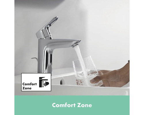 Wasserhahn mit Komfortbereich füllt ein Glas mit Wasser