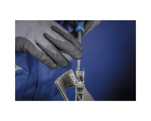 Detailaufnahme von Handschuhen, Schraubenzieher und Werkstück