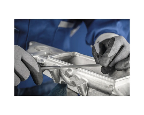 Eine Person feilt ein Metallobjekt mit einer Schlüsselfeile