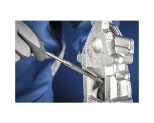 Metallbearbeitung mit einer Dreikantfeile an einem Werkstück