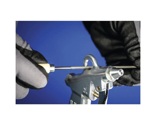 Druckluftpistole im Einsatz mit Reinigungsnadel