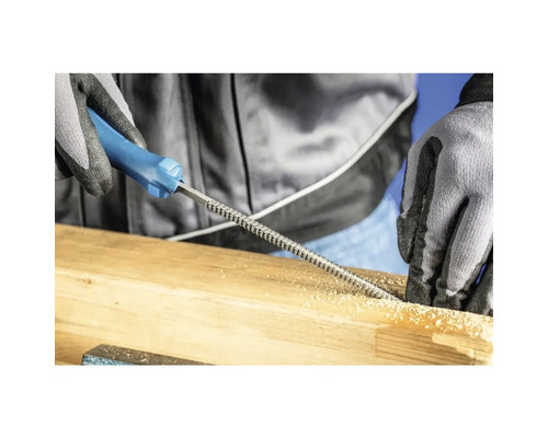 Travail du bois avec une râpe par une personne portant des gants