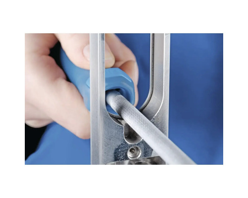 Eine Person benutzt einen Feilenhalter mit Griff.