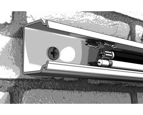 Aufputzleuchte mit Leuchtstoffröhre an einer Ziegelwand