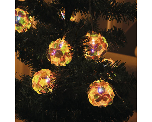 Guirlande lumineuse avec lampes sphériques sur sapin de Noël