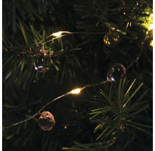 Guirlande lumineuse avec pendentifs sphériques sur un arbre de Noël