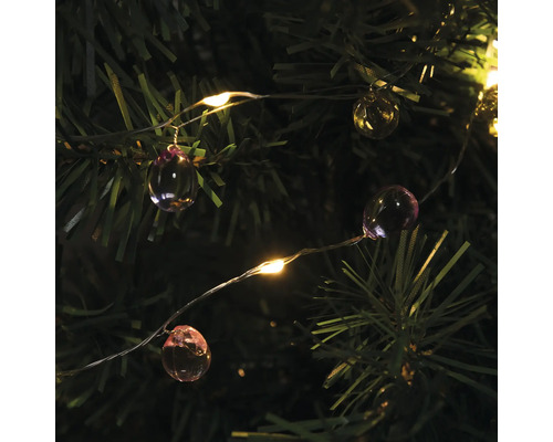 Guirlande lumineuse avec pendentifs sphériques sur un arbre de Noël
