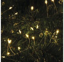 Nahaufnahme einer Lichterkette mit LED-Lampen und Zierkugeln, die an einem Weihnachtsbaum befestigt ist.