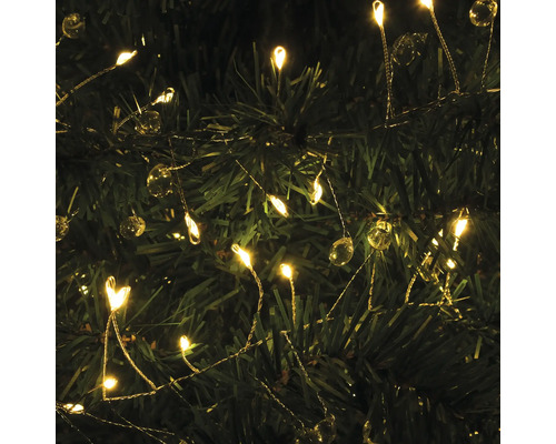 Nahaufnahme einer Lichterkette mit LED-Lampen und Zierkugeln, die an einem Weihnachtsbaum befestigt ist.