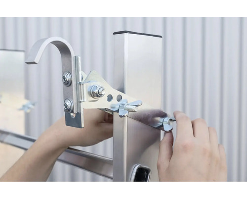 Detailansicht eines Leitersprossenhakens an einer Leiter, befestigt mit Schrauben und Flügelmuttern.