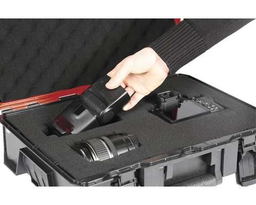 Équipement de caméra dans une valise de transport avec insert en mousse.