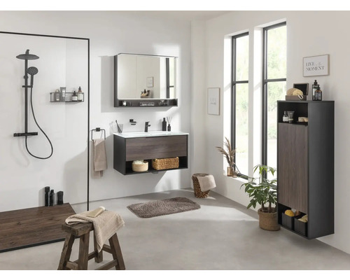 Helles Badezimmer mit Waschtisch, Spiegelschrank, Handtuchhalter, Dusche und Badmöbeln