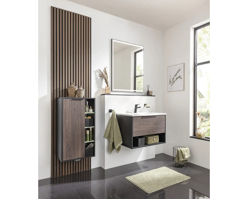 Salle de bains moderne avec meuble-lavabo, miroir, armoire haute et panneaux muraux aspect bois