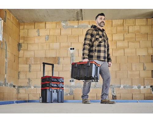 Artisan avec une boîte à outils dans un bâtiment brut