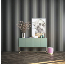 Interieuransicht mit Sideboard, Dekoration und Wandbild in einem Raum mit Wandpaneelen