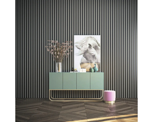Interieuransicht mit Sideboard, Dekoration und Wandbild in einem Raum mit Wandpaneelen