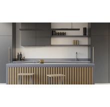 Cuisine moderne avec armoires de cuisine, étagères, plan de travail, îlot de cuisine et tabourets de bar
