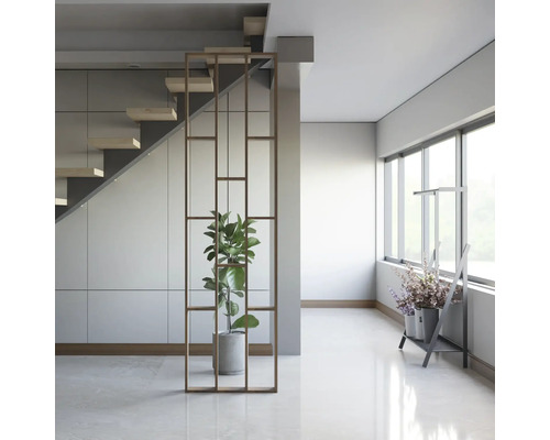 Pièce lumineuse avec escalier, séparation de pièce, plante en pot et fenêtre