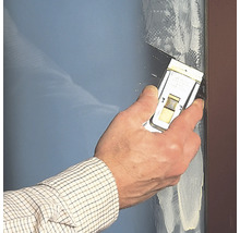 Hand verwendet Glasschaber zur Fensterreinigung