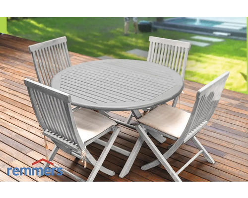 Gartentisch mit vier Stühlen auf einer Holzterrasse