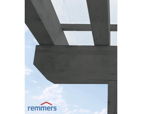 Vue détaillée d''une pergola en bois avec des plaques de polycarbonate transparentes et le logo Remmers