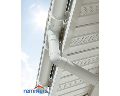 Dachrinne aus Kunststoff am Hausdach