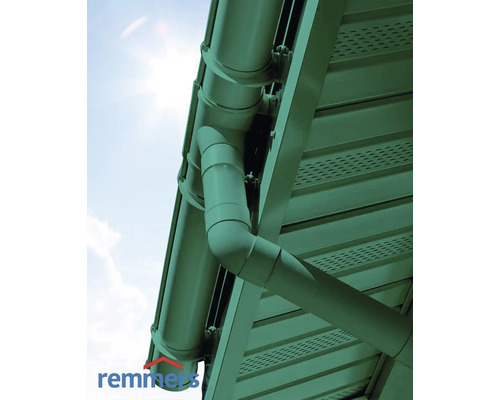 Dachrinne mit Fallrohr am Dach eines Hauses