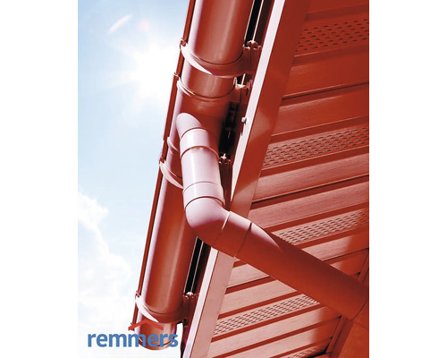 Dachrinne und Fallrohr an einem Hausdach