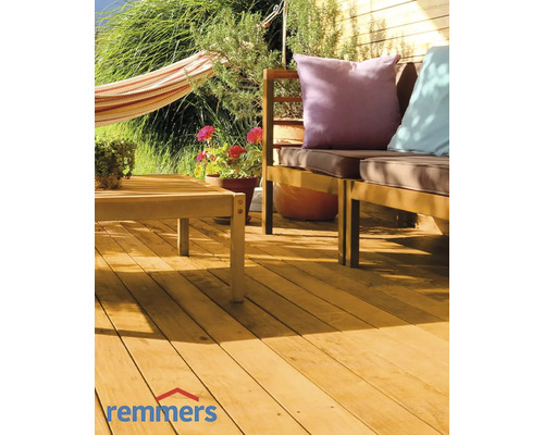 Terrasse en bois avec meubles en bois, coussins et logo Remmers