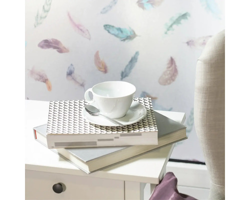 Film décoratif avec motif de plumes dans une pièce à vivre