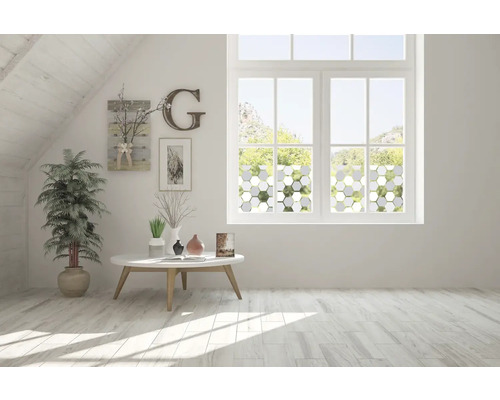 Heller Raum mit Fensterfolie, Tisch und Zimmerpflanze.