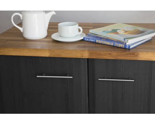 Kommode mit zwei Schubladen, Teekanne, Tasse, Untertasse und Bücher