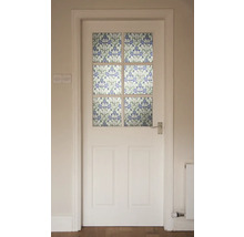 Porte blanche avec décoration en verre à motifs floraux.