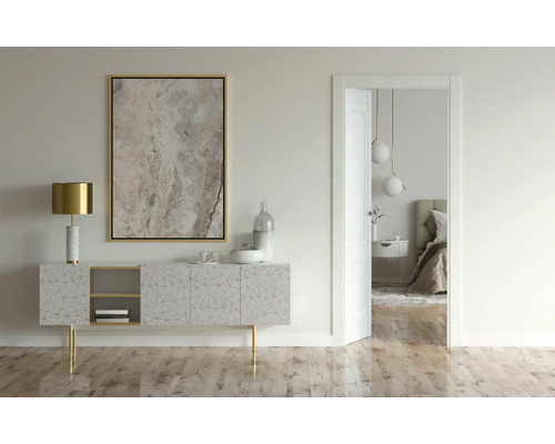 Pièce lumineuse avec buffet, lampe, tableau et porte donnant sur la chambre à coucher