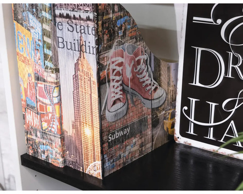Porte-revues décoratif avec motif New York sur une étagère.