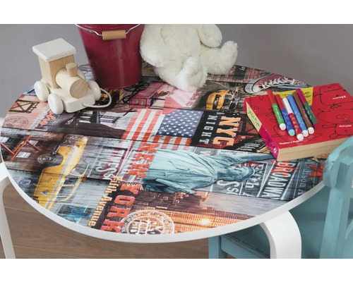Table pour enfant avec motif de New York, jouets, crayons et livre dessus