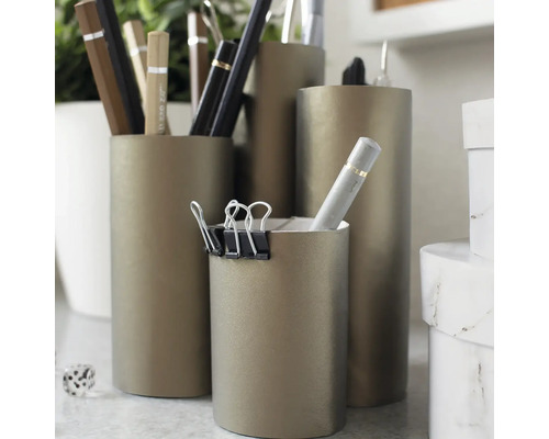 Plusieurs pots à crayons de différentes tailles avec des crayons et des trombones