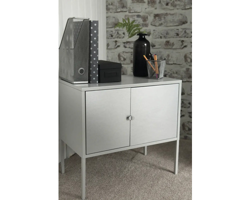 Schrank mit zwei Türen, Ablagefächern und Büroartikeln auf der Oberseite