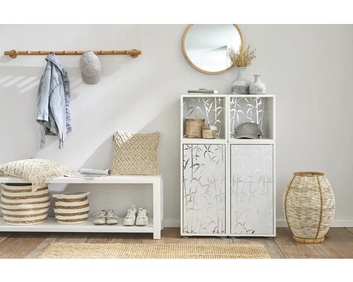 Flur mit Garderobe, Bank, Schuhschrank und Dekorationen in heller, freundlicher Atmosphäre.
