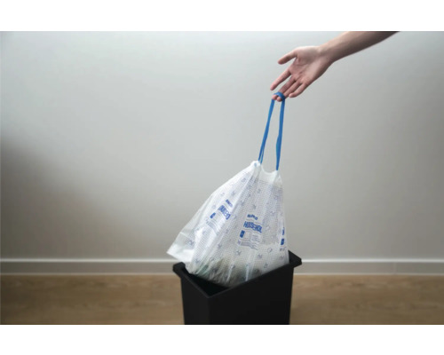 Müllbeutel mit Zugband in einem Mülleimer