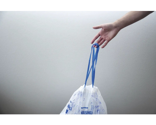 Une main tient un sac avec des lanières bleues