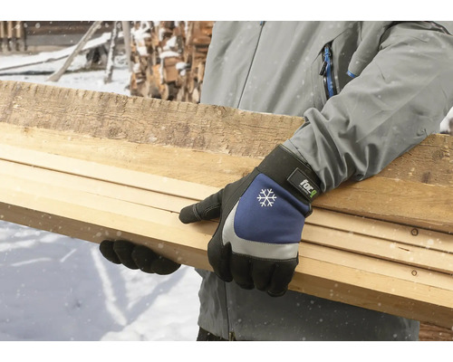 Person trägt Arbeitshandschuhe und hält Holzbretter
