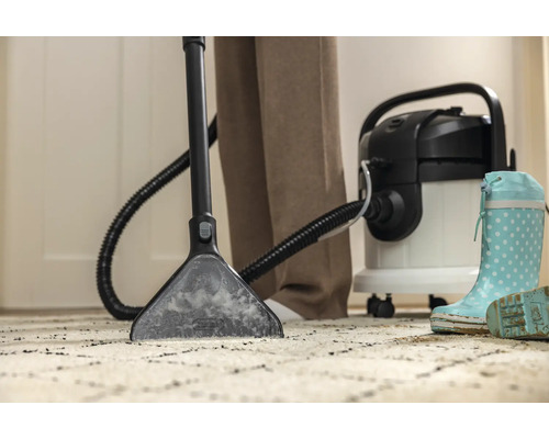 Teppichreinigungsgerät im Einsatz auf einem Teppich
