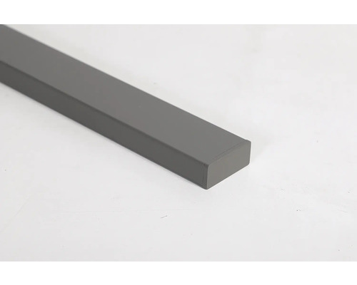 Rechteckiges graues Metallprofil