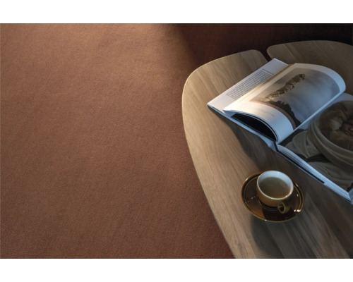 Gros plan d''un tapis à côté d''une table avec une tasse et un magazine