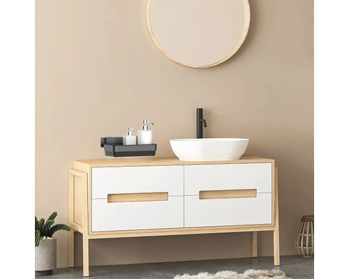 Badezimmer mit Waschtisch, Spiegel und Ablage für Badutensilien