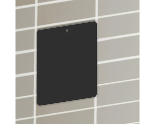 Schwarzes, quadratisches Metallschild mit Loch