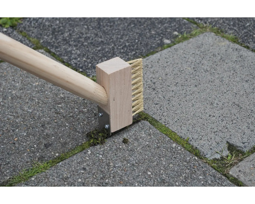 Fugenbürste mit Holzstiel zur Reinigung von Pflastersteinen